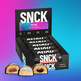 SNCK Mix Box mit drei Stückchen vor einem Hintergrund mit Farbverlauf