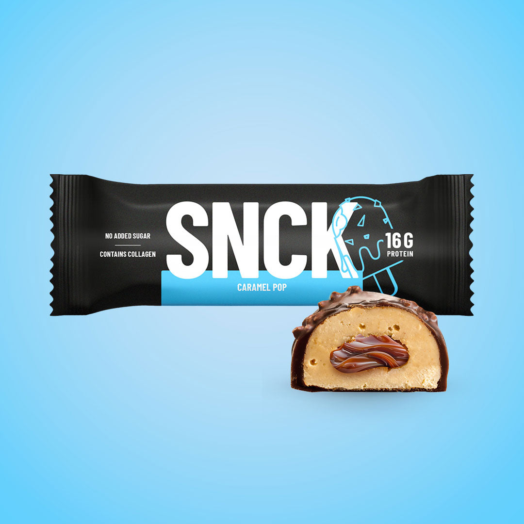 SNCK Caramel Pop-Proteinriegel mit Caramel Pop-Geschmack vor einem blauen Hintergrund