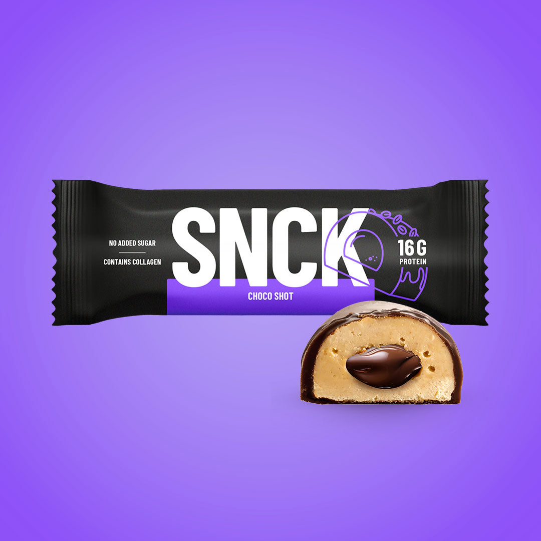 SNCK CHOCO SHOT Proteinriegel vor einem violetten Hintergrund