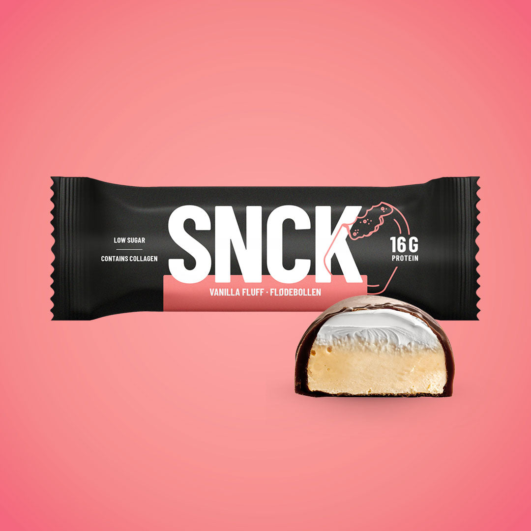 SNCK-Proteinriegel Vanilla Fluff & Flødebollen Verpackung vor einem rosa Hintergrund